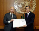 2 January 2008, Office of the Secretary-General, United Nations Headquarters, New York: Secretary-General Ban Ki-moon (right) receiving a certified copy of the original Charter of the United Nations from Mr. Allen Weinstein, Archivist of the United States National Archives.