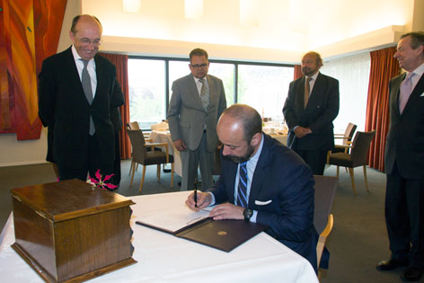 Mr. Serpa Soares signs the ICJ guest books as President Tomka, Registrar Couvreur and Members of the Court look on