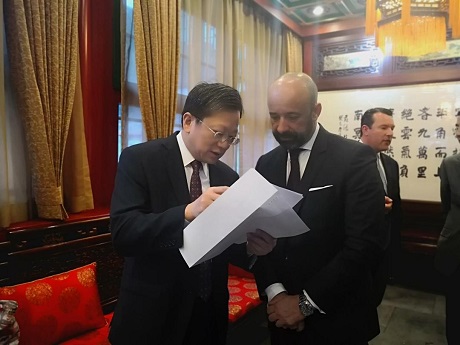 The UN Legal Counsel, Mr. Serpa Soares, and Dr. XU Hong, Director-General of the Department of Treaty and Law of the Ministry for Foreign Affairs