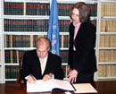14 March 2006, Signing of the Optional Protocol to the Convention on the Safety of United Nations and Associated Personnel, United Nations Headquarters, New York: Mr. Gerhard Pfanzelter (Austria), signing the Protocol.