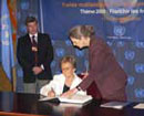 15 September 2006, Signing of the Optional Protocol to the Convention on the Safety of United Nations and Associated Personnel, United Nations Headquarters, New York: Mrs. María Herrera Sanguinetti, Deputy Minister of Foreign Affairs of Uruguay, signing the Protocol.