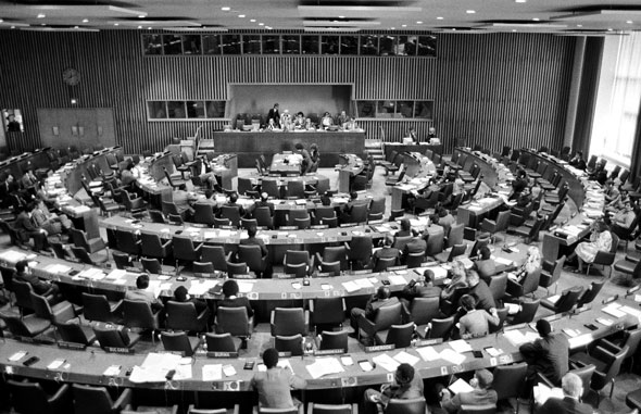 Предоставлении независимости колониальным странам. 14 Декабря 1960 Ассамблея ООН. Генеральная Ассамблея ООН 1960. Генеральной Ассамблеей ООН В 1993. Генеральная Ассамблея ООН 1965.