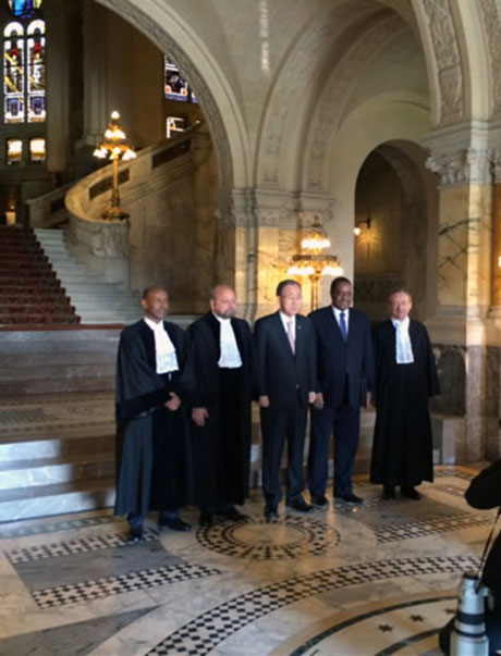 The Secretary-General with the President, Vice-President and Registrar of the International Court of Justice, and the Vice-President of the General Assembly